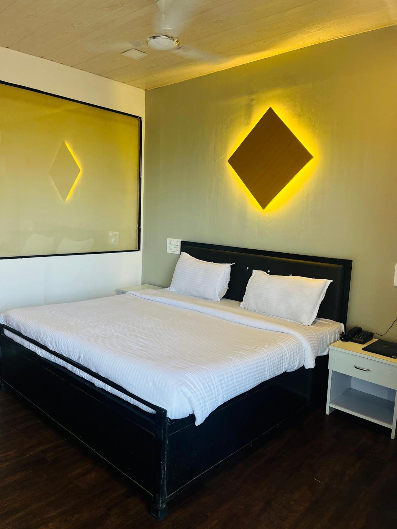 The Canvas Resort In Lonavla Buitenkant foto